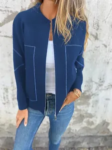Détail rapproché d'une veste décontractée zippée bleu marine pour femme avec surpiqûres