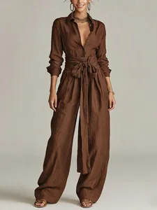 Elegante bruine jumpsuit met hoge taille, wijde pijpen en strikdetail in de taille