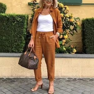 Eleganter zweiteiliger Hosenanzug in Orange mit Reversjacke und lässiger Stoffhose