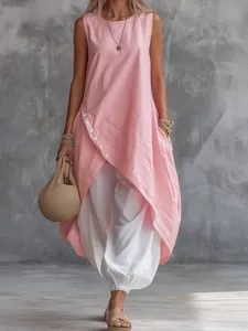 Dettaglio del top asimmetrico rosa senza maniche con pantaloni harem bianchi