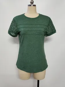 Maglietta da donna verde scuro con maniche in pizzo traforato e dettaglio pieghe.