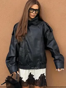 Detailansicht einer modischen schwarzen PU-Lederjacke für Damen im Oversize-Stil