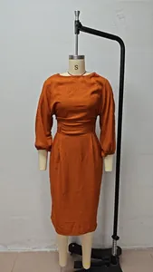 Détail de l'ensemble haut à col bateau, manches bouffantes et jupe plissée