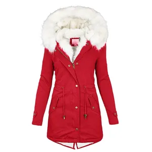 Detailansicht eines roten Damen-Parkas mit luxuriöser weißer Kunstfellkapuze