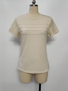 Top beige da donna con maniche in pizzo traforato e raffinato design a pieghe sul busto