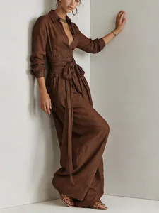 Elegante bruine jumpsuit met revers, hoge taille, wijde pijpen en strikceintuur