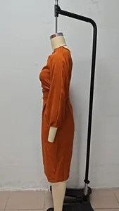 Détail de vue latérale d'un ensemble haut à col bateau et jupe taille alta orange