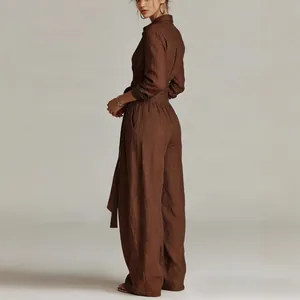 Zijzicht van elegante bruine jumpsuit met hoge taille, kraag en wijde pijpen