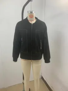 Veste noire à fermeture éclair avec surpiqûres blanches sur un mannequin de vitrine