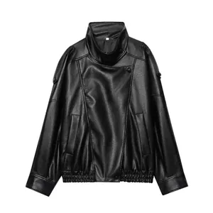 Detailansicht der schwarzen Damen PU-Leder Bikerjacke mit Textur und modischem Stehkragen