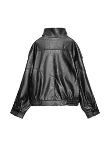 Detaillierte Textur und Nähte auf der Rückseite einer schwarzen Oversize-Lederjacke