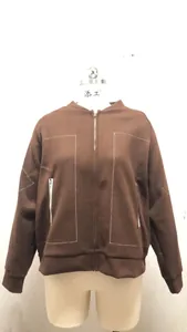 Vue détaillée d'une veste décontractée marron à fermeture éclair et coutures contrastées