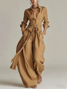 Gedetailleerd overzicht van een camelkleurige set met hoge taille en modieuze strik.