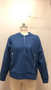 Veste décontractée bleue zippée avec surpiqûres décoratives sur un mannequin de couture