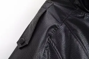 Nahaufnahme einer schwarzen Bikerjacke aus Kunstleder mit Schulterklappen-Detail