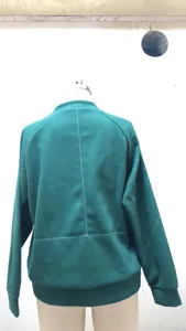Vue arrière détaillée d'une veste décontractée vert foncé en laine avec surpiqûres blanches