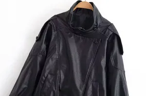 Nahaufnahme einer schwarzen PU-Lederjacke im Biker-Stil mit Narbenstruktur und Knöpfen