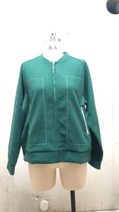 Vue de face d'une veste décontractée vert foncé avec fermeture éclair et surpiqûres