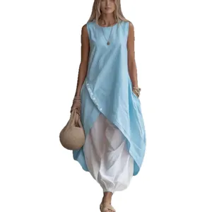 Set due pezzi con top azzurro senza maniche e pantaloni bianchi larghi eleganti
