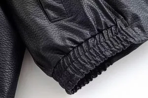 Detailaufnahme des elastischen Bündchens einer schwarzen PU-Lederjacke mit Narbenstruktur