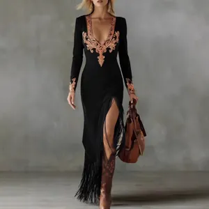 Vollansicht schwarzes Vintage-Maxikleid mit Blumenstickerei und langen Fransen