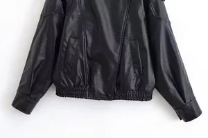 Detailansicht der schwarzen Kunstlederjacke mit Textur und elastischem Saum