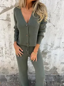 Detailansicht des olivgrünen Stricksets mit V-Ausschnitt-Cardigan und passender Hose.