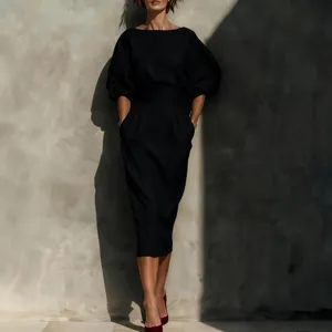 Ensemble élégant deux pièces noir avec haut à manches bouffantes et jupe plissée taille haute