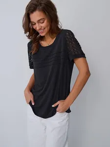 Elegante maglietta nera da donna con girocollo e maniche corte in pizzo traforato fine.
