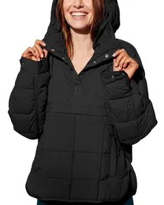 Nahaufnahme einer schwarzen gesteppten Damen-Kapuzenjacke mit praktischen Druckknöpfen