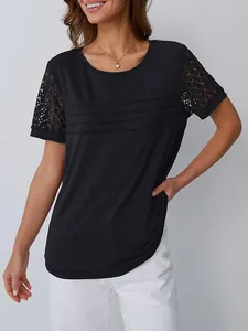 Dettaglio ravvicinato di una t-shirt nera da donna con eleganti maniche in pizzo
