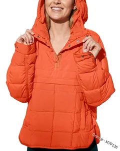 Detailansicht eines orangefarbenen gesteppten Kapuzenpullovers mit Druckknopfkragen