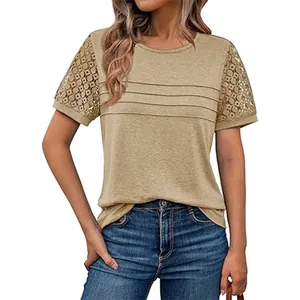 Vista dettagliata della t-shirt kaki elegante da donna con maniche in pizzo traforato