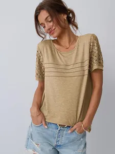 T-shirt casual kaki a girocollo con eleganti maniche in pizzo traforato e pieghe.