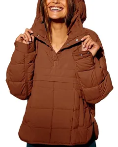 Detail eines braunen Stepp-Puffer-Hoodies mit kragenlosem Design und Kapuzendetail.