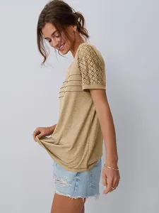 Dettaglio laterale di t-shirt kaki da donna con maniche in pizzo e pieghe frontali
