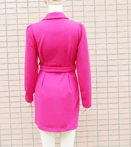 Vista dettagliata del retro di un abito blazer fucsia con maniche a sbuffo e cintura.