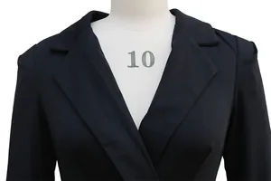 Primo piano dell'abito blazer nero slim fit con dettaglio del colletto a revers.