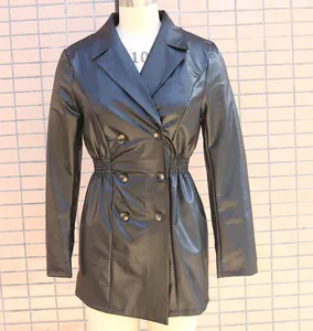 Detail eines schwarzen zweireihigen Damen-Blazers aus Kunstleder mit einem Gummibund