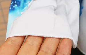 Vue détaillée de la texture du tissu blanc à imprimé floral bleu et de la couture