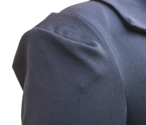 Primo piano dettagliato dell'abito aderente blu navy che mostra la trama del tessuto