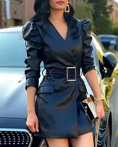 Detail eines schwarzen PU-Lederkleids mit V-Ausschnitt, Puffärmeln und Gürtel