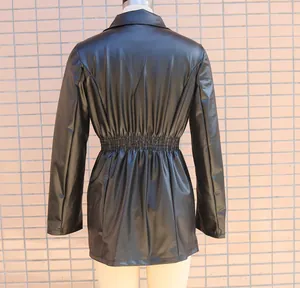 Rückansicht einer schwarzen Kunstlederjacke für Damen mit elastischer Taille und Raffung.