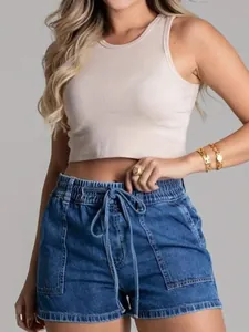 Detalle de pantalones cortos vaqueros para mujer con cintura elástica y cordón ajustable