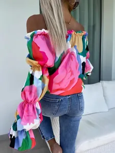 Vue arrière d'un haut d'été ample à fleurs avec épaules dénudées pour femmes à la mode