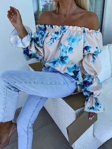 Détail de l'imprimé floral bleu et des poignets volantés sur ce haut à épaules
