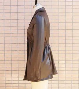 Seitenansicht eines braunen Trenchcoats aus Kunstleder mit elastischer Taille für Damen
