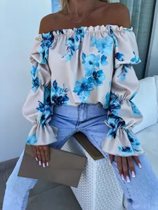 Chemisier à fleurs épaules dénudées avec manches bouffantes et motifs bleus.