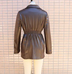 Detaillierte Rückansicht eines braunen Kunstleder-Trenchcoats mit elastischer Taille