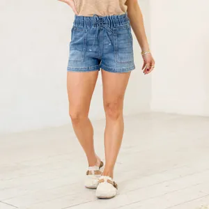 Detalle de pantalones cortos vaqueros para mujer con cordón elástico y bolsillos grandes